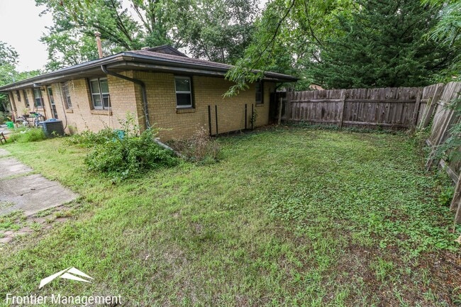 Building Photo - Lovely Single Family Home with Spacious Li...