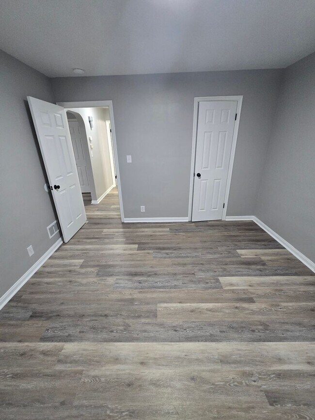 Building Photo - 1820 Oakwood Ave