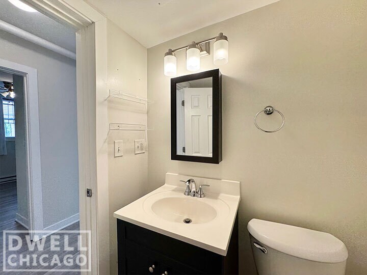 Building Photo - 727 W Roscoe St