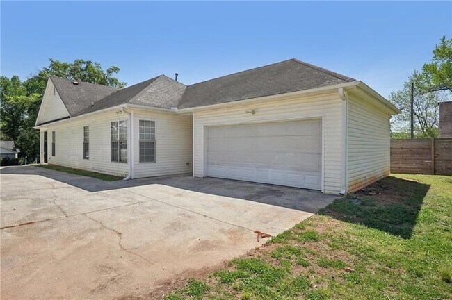 Building Photo - 2596 Bates St SE