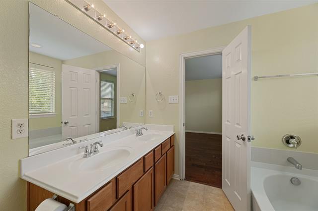 Building Photo - 10528 Cochron Dr