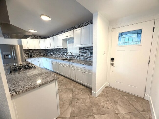 Building Photo - **$500 OFF MOVE IN BY 07/31/2026**Charming Single-Story Home with No HOA & Beautiful Outdoor Living!
