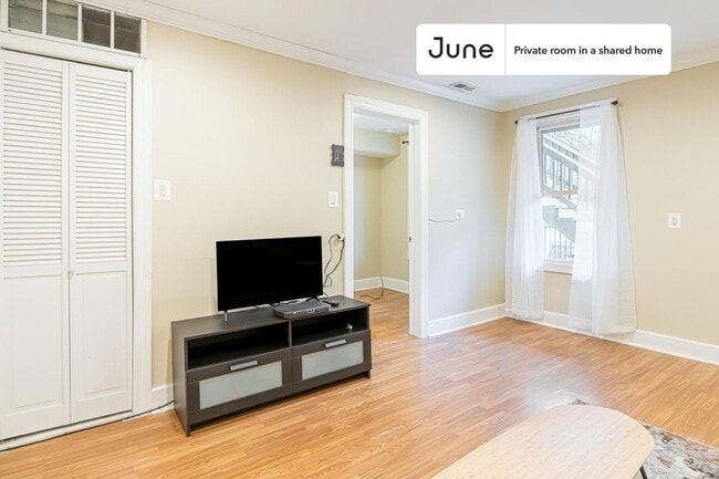 Building Photo - Room in Shared 3 bed/1 bath home