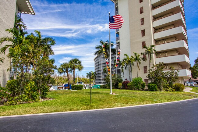 Building Photo - 1301 E Hillsboro Blvd