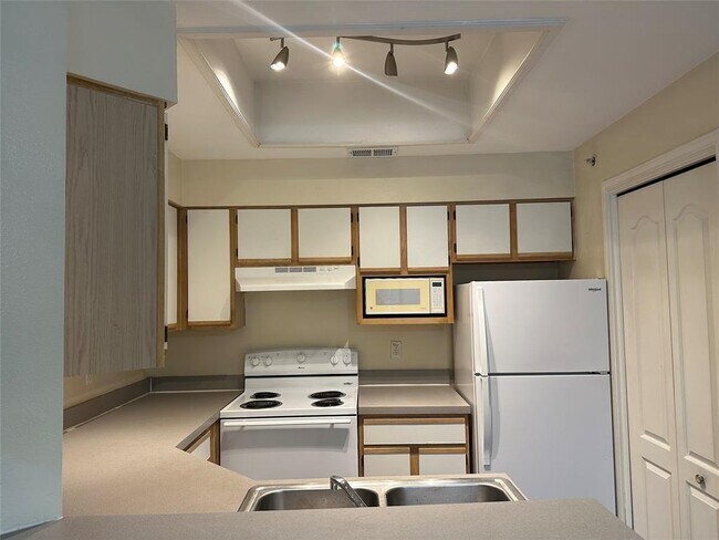 Building Photo - 6000-10 Shepherd Mountain Cove