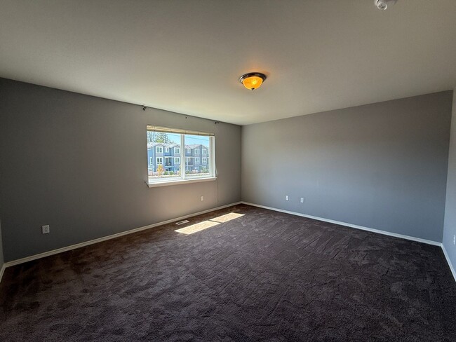Building Photo - Spacious 4 Bed 3 Bath Home in a Prime Loca...