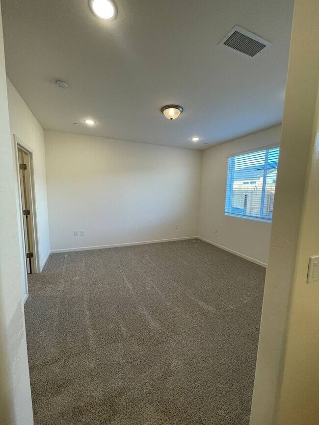 Building Photo - Stunning 4-Bedroom, 2-Bath Rental Home in ...