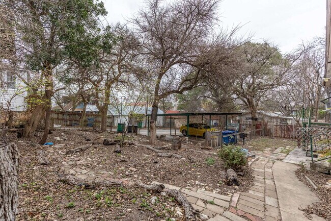 Building Photo - 426 W Woodlawn Ave