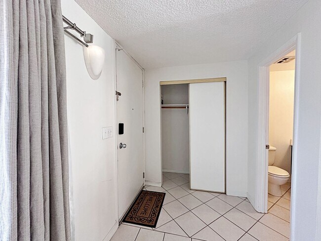 Building Photo - 3 BEDROOM 2.5 BATH TOWNHOME