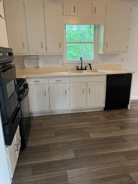 Building Photo - 3150 Sandy Plains Rd