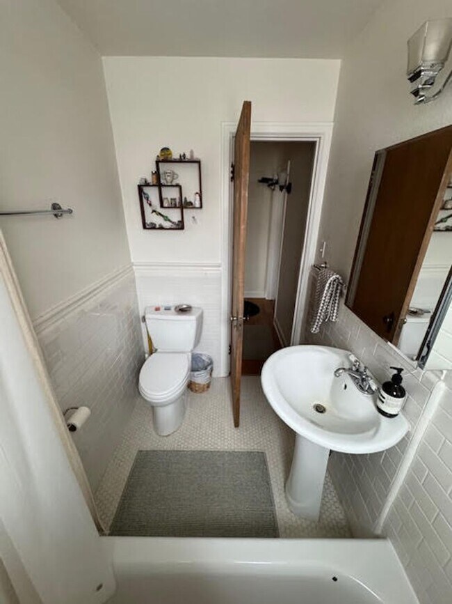 Building Photo - Mid Century Modern 1 bed Condo