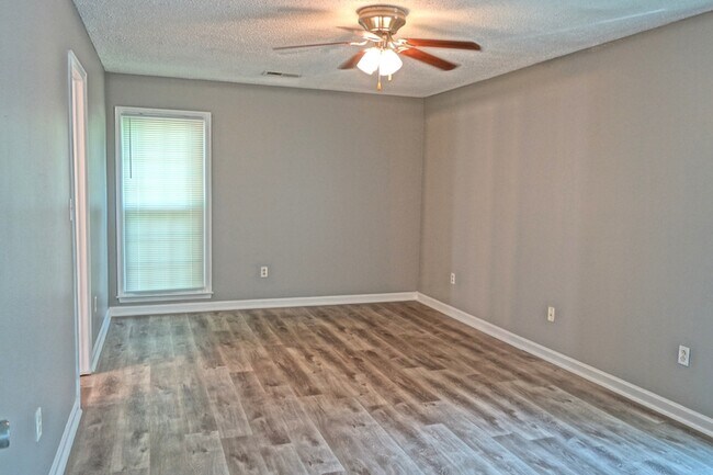 Building Photo - 111 Scarlet Oak Cir