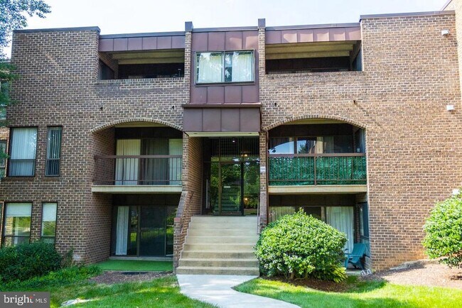 Building Photo - 11240 Chestnut Grove Square