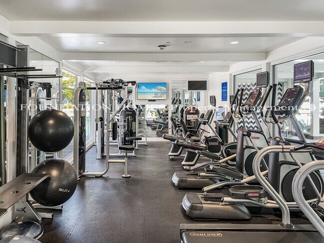 Building Photo - VIDEO - Ultra-Luxury Unit with SF City View - FOUNDATION