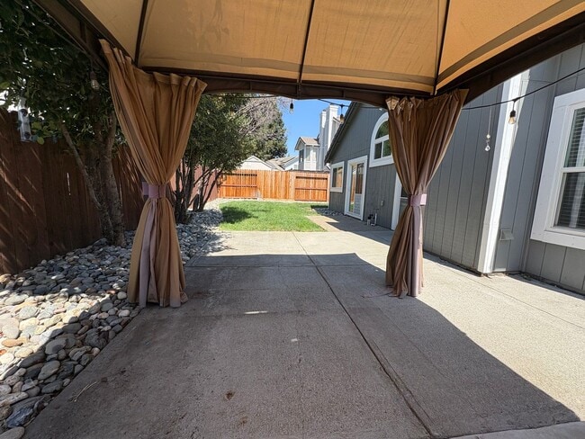 Building Photo - Charming single story on quite corner lot