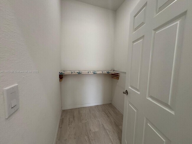 Building Photo - 1018 Maddock St E