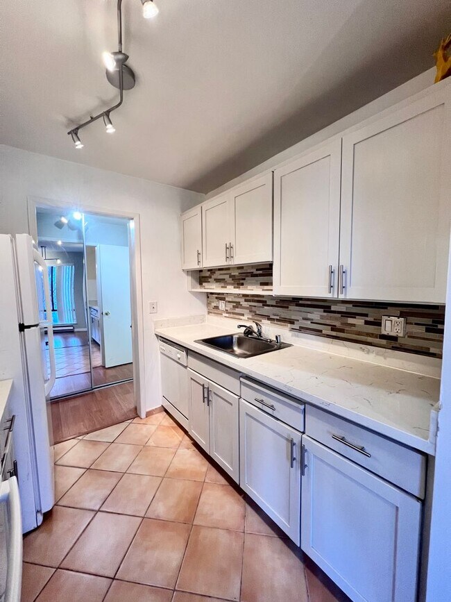 Building Photo - Spacious 1 bedroom with wood laminate floo...