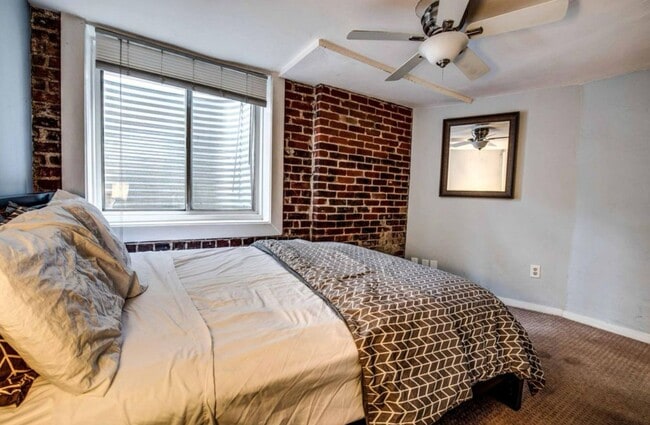 Building Photo - Charming two-bedroom unit in Capitol Hill