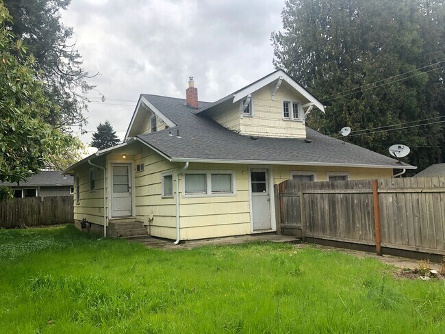 Building Photo - Large 4 bedroom, 1.5 bathroom farm house on River Rd!