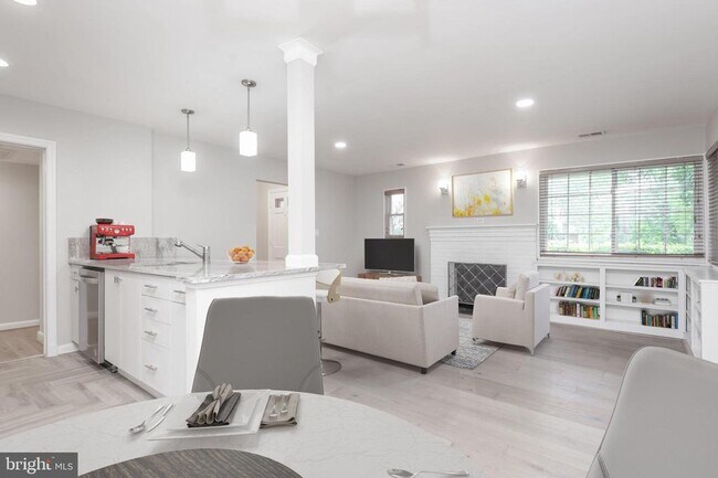 Building Photo - 710 N Buchanan St