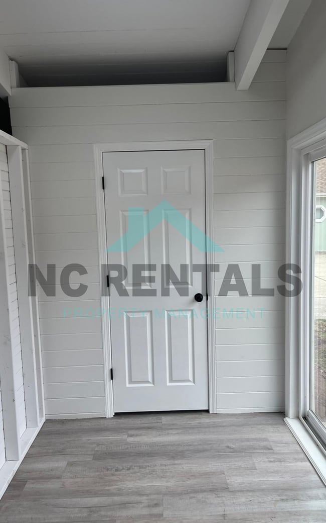 Building Photo - 1212 Red Oak Ave