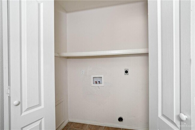 Building Photo - 4006 N Inspiration Rd