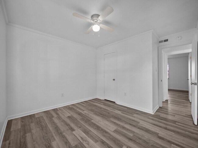 Building Photo - Ravenwood Apartments!!