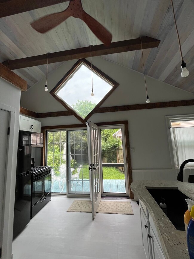 Building Photo - Charming - updated and well maintained - 2...