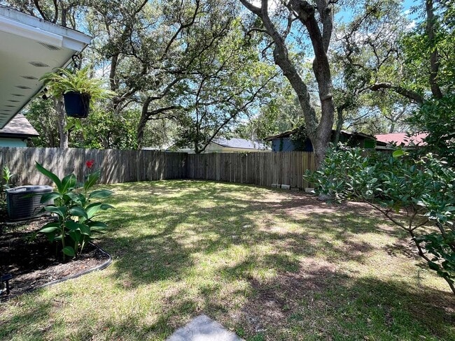 Building Photo - Completely Remodeled! Close to  Historic D...