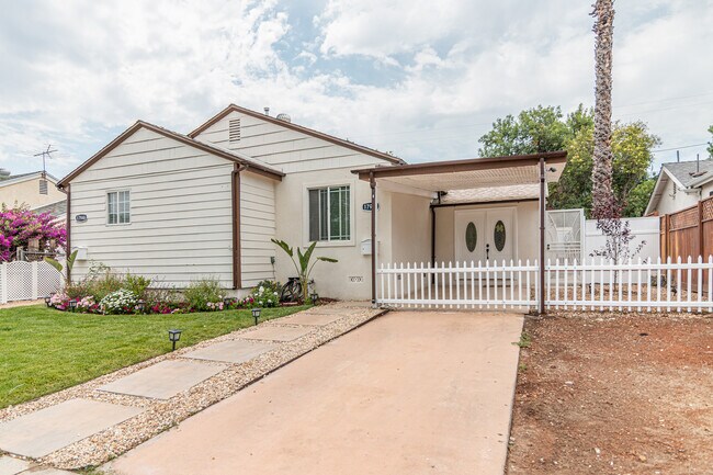 Primary Photo - 17944 Collins St