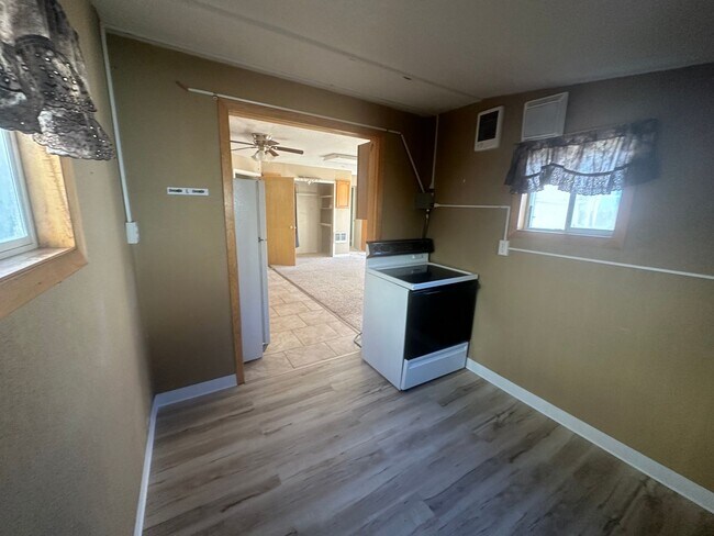 Building Photo - One bedroom, One bathroom front/back duplex. Pet Friendly! Located in Scottsbluff!