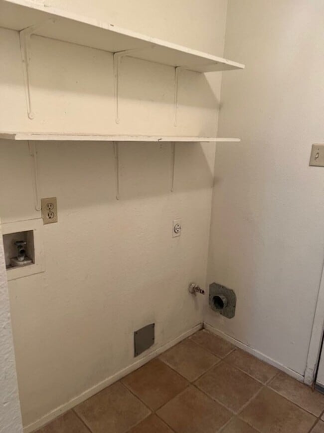 Building Photo - 932