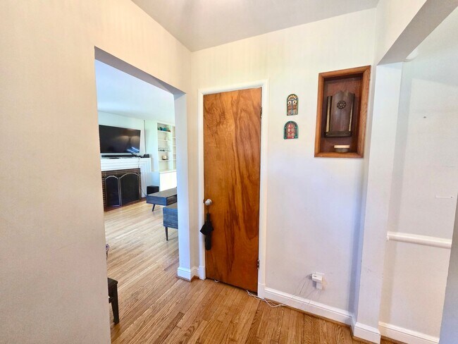 Building Photo - Lovely 4 BR/2 BA Single-Family Home in Sil...