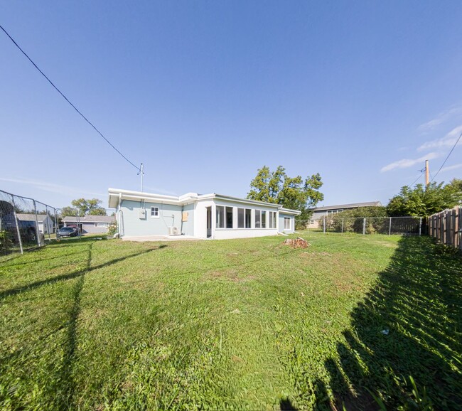 Building Photo - 3 Bedroom One Bathroom updated home