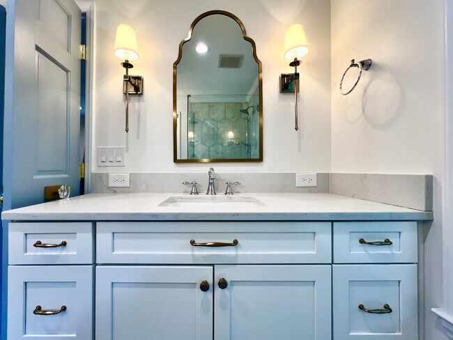 Building Photo - LUXURIOUS LANSDOWNE RETREAT!