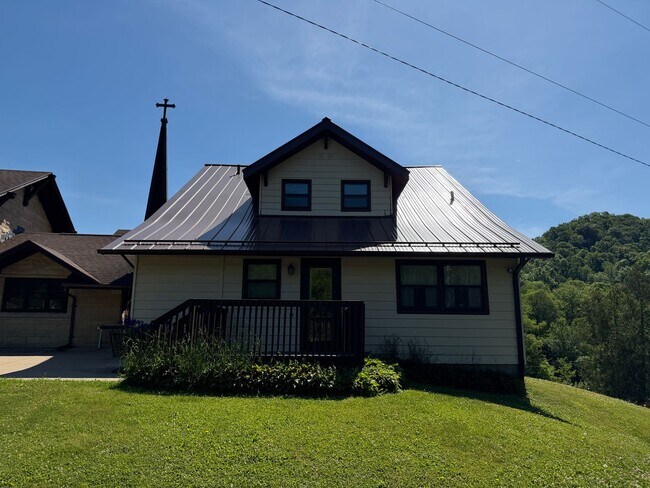 Building Photo - 5- Bedroom House for Rent in Chaseburg