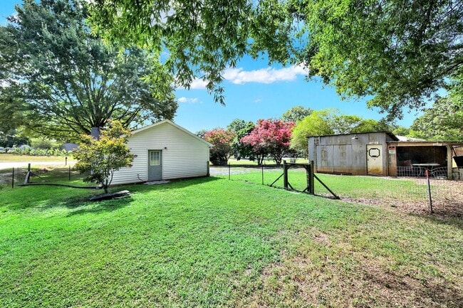 Building Photo - Wonderful Three Bed Two Bath Home in Stanf...