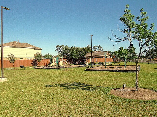 Building Photo - Spacious Four Bedroom Home Conveniently Located in Carpenters Landing