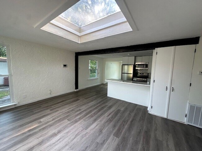Building Photo - Chic, Sunlit & Move-In Ready – $500 off 1s...