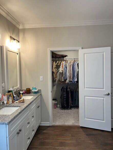 Building Photo - 407 6th St