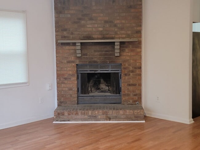 Building Photo - Fully Renovated 3BR/2BA Ranch-Style Townhome – SS Appliances &  Washer/Dryer