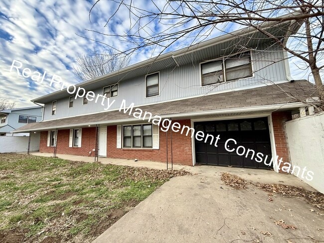 Building Photo - 3 Bed 2 Bath Duplex Now Available!