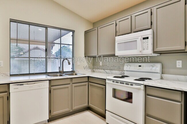 Building Photo - 4230 E Woodland Dr