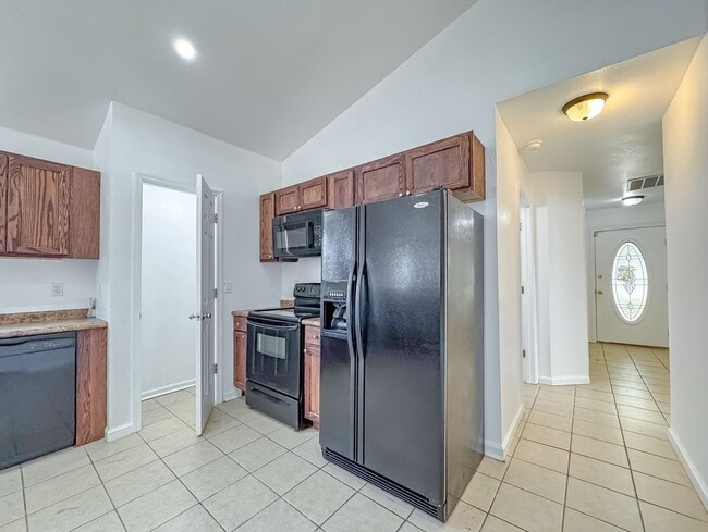 Building Photo - Renovated 3/2 House w/ New Paint/Flooring,...