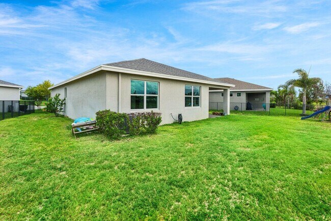 Building Photo - 2770 NE Breezeway Cir