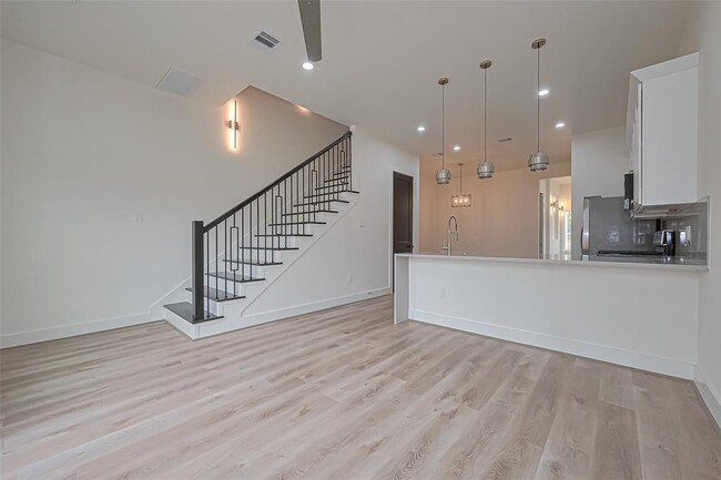 Building Photo - 7918 Parnell St