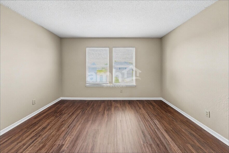 Building Photo - 15080 Fawn Hollow Ln