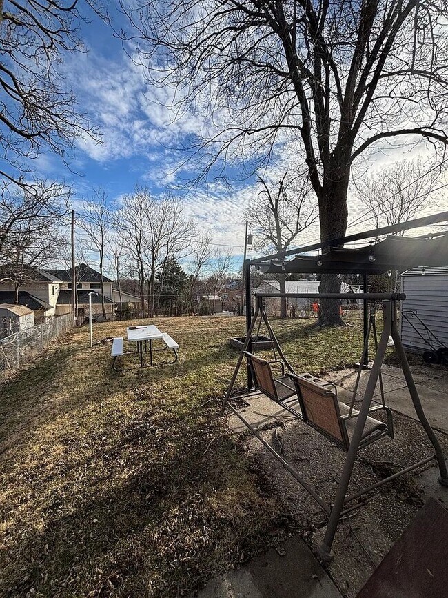 Building Photo - Massive Parking + Finished Basement Near UNMC & Downtown – $2,000/mo