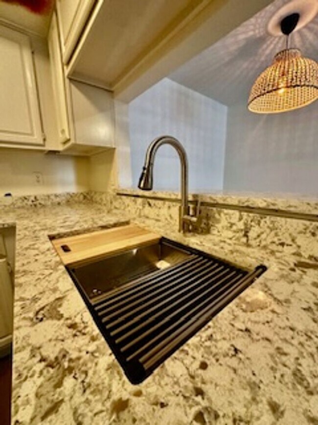 Building Photo - Renovated 2025 just steps away from commun...