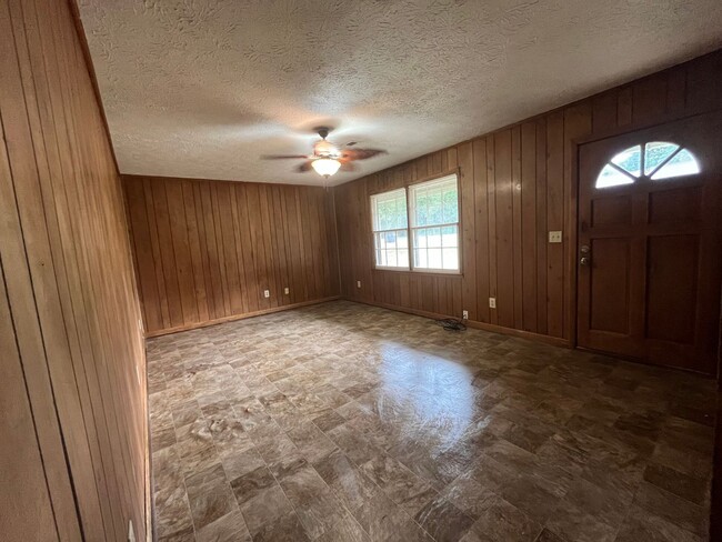 Building Photo - 11 Glenda Dr